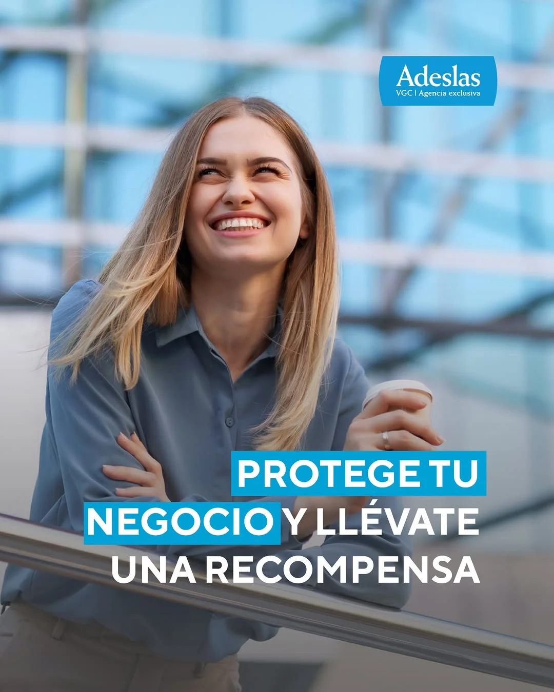 empresaria sonriente confiada tras contratar un seguro para pymes con Adeslas