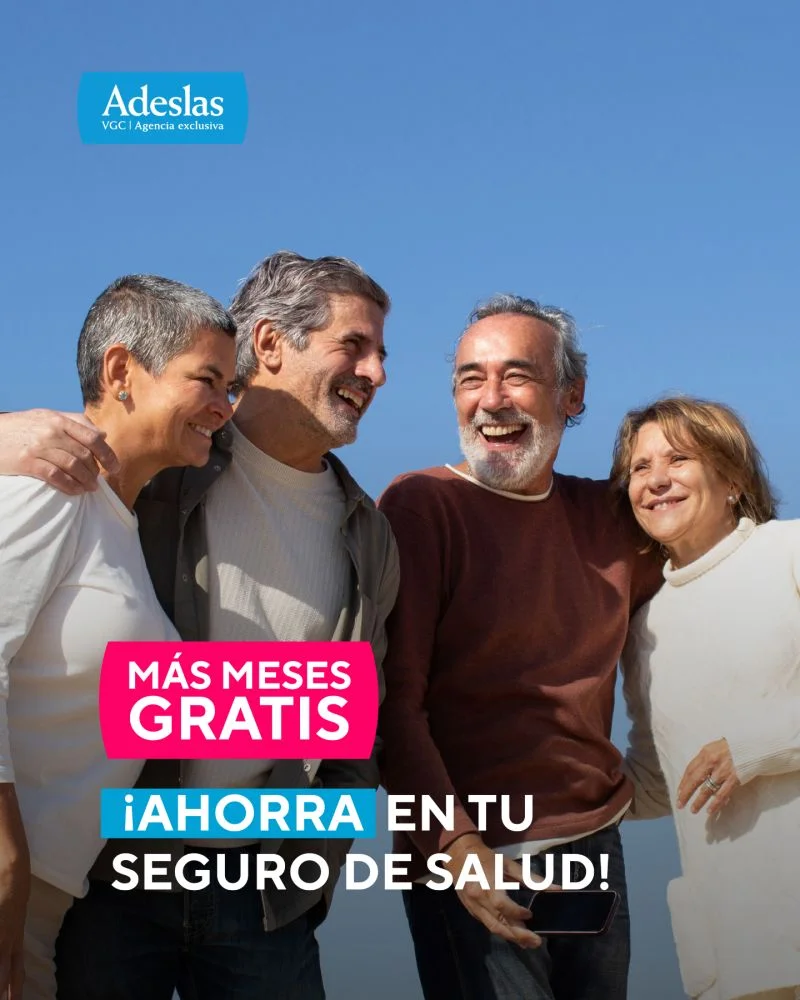 Campaña Salud 2026 de Adeslas: dos parejas mayores sonríen abrazadas mientras el banner anuncia más meses gratis en el seguro de salud
