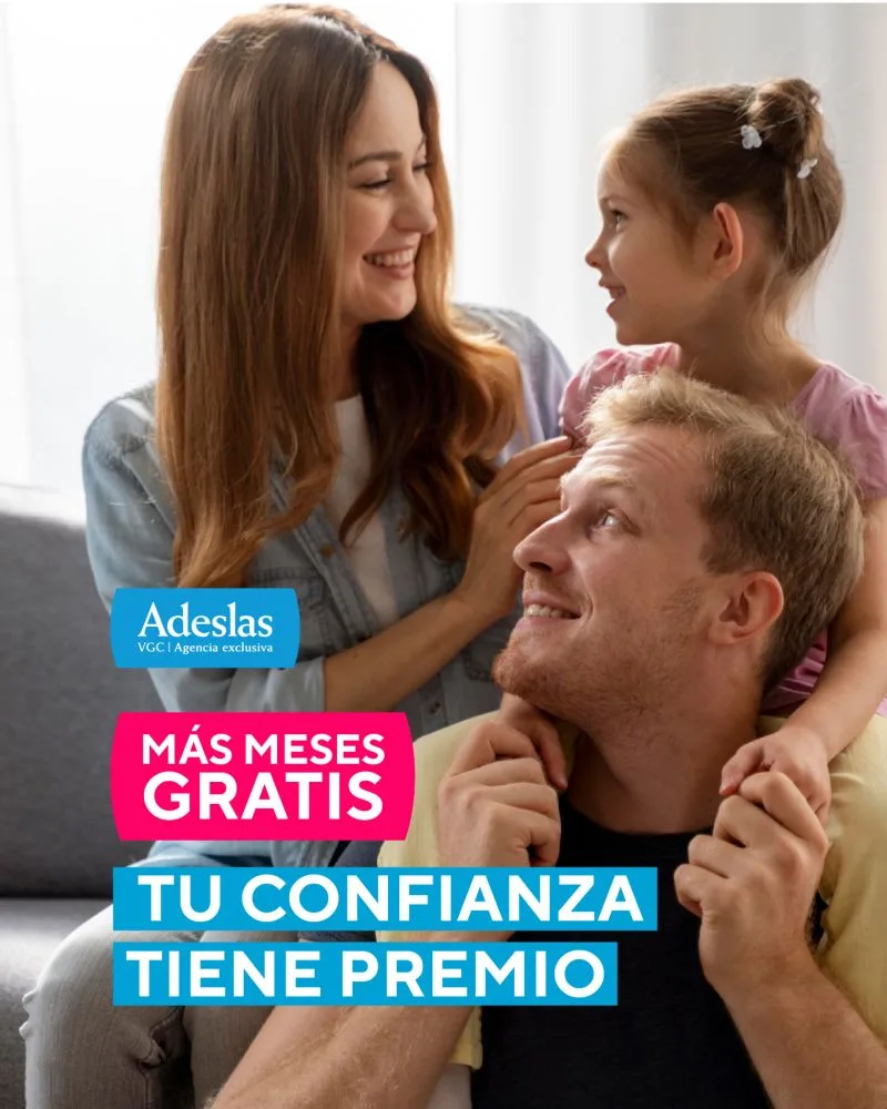 familia sonriente protegida con un seguro de salud familiar de Adeslas
