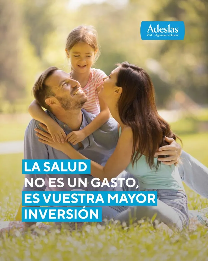 Invertir en salud: familia disfrutando en el parque junto al mensaje de Adeslas de que la salud no es un gasto, es vuestra mayor inversión