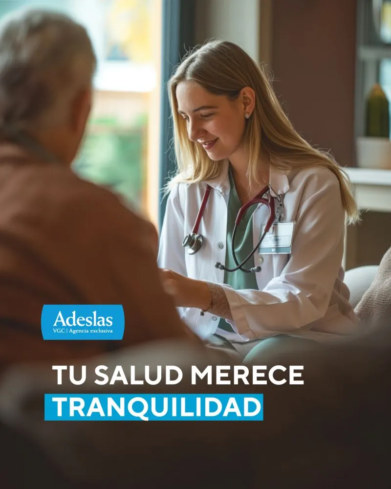 Profesional sanitaria atiende a un paciente mayor, seguro médico privado que aporta tranquilidad