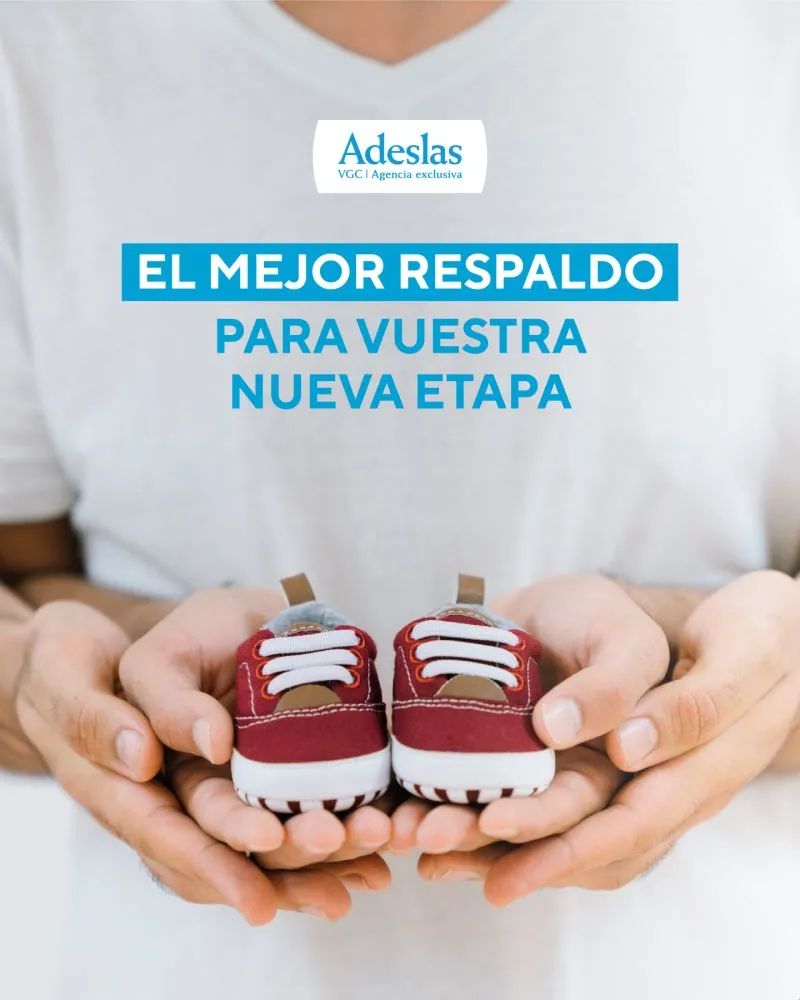 Pareja sosteniendo unos patucos de bebé: el mejor respaldo para vuestra nueva etapa con Adeslas, agencia exclusiva VGC