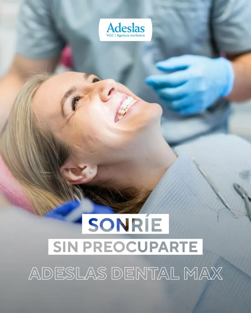 Adeslas Dental MAX: mujer sonriendo en el sillón del dentista durante una revisión