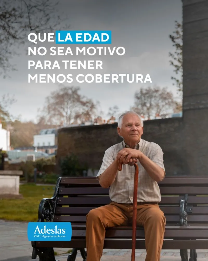 Plena Total Seniors: hombre mayor sentado en el banco de un parque apoyado en su bastón