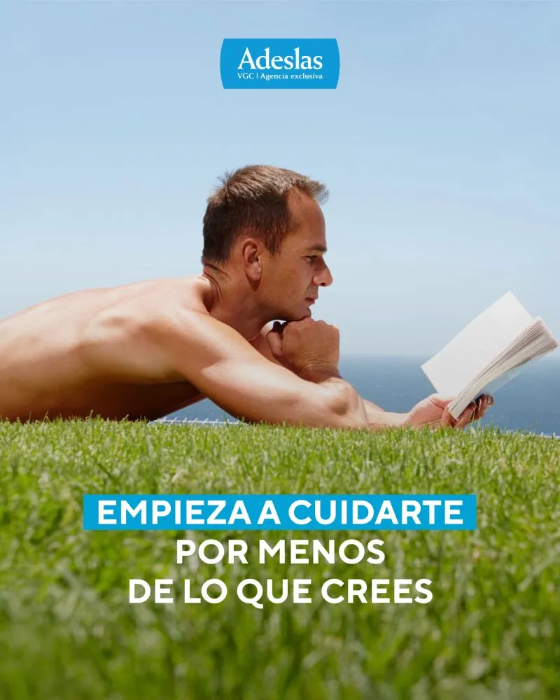 Seguro de salud económico de Adeslas: hombre leyendo junto al mar con el mensaje empieza a cuidarte