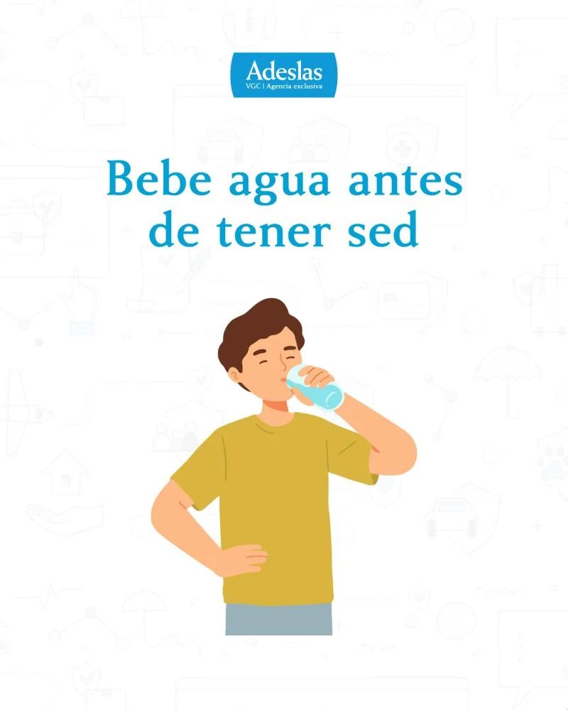 Bebe agua antes de tener sed: ilustración de Adeslas de un chico bebiendo un vaso de agua